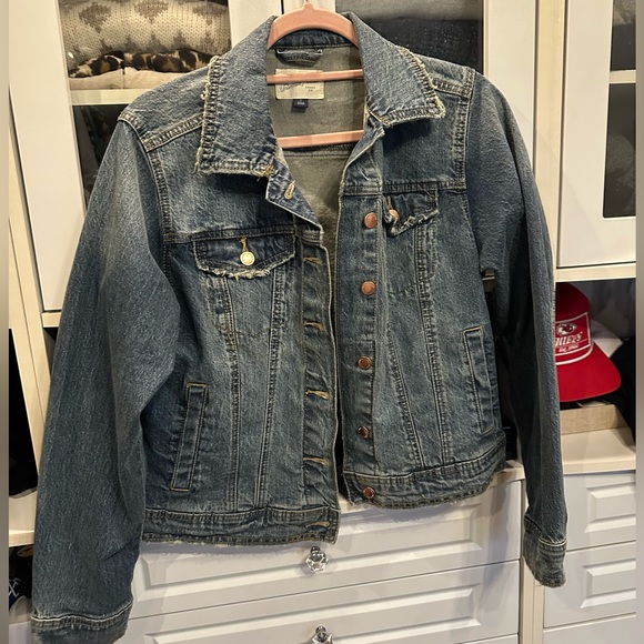Never been worn distressed Jean Jacket - Picture 1 of 5